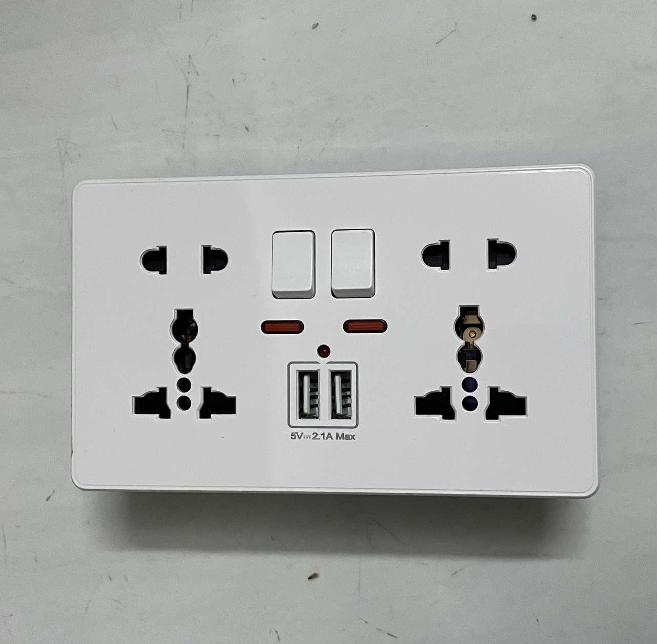 Ổ Cắm Âm Tường Đa Năng 2 Cổng USB 2.1A Như Hình