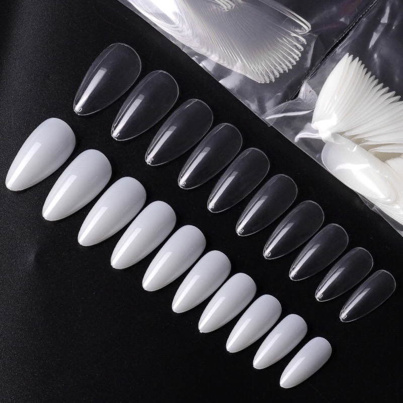 Móng úp tay forrm nhọn bầu bề mặt trơn màu đục và trong