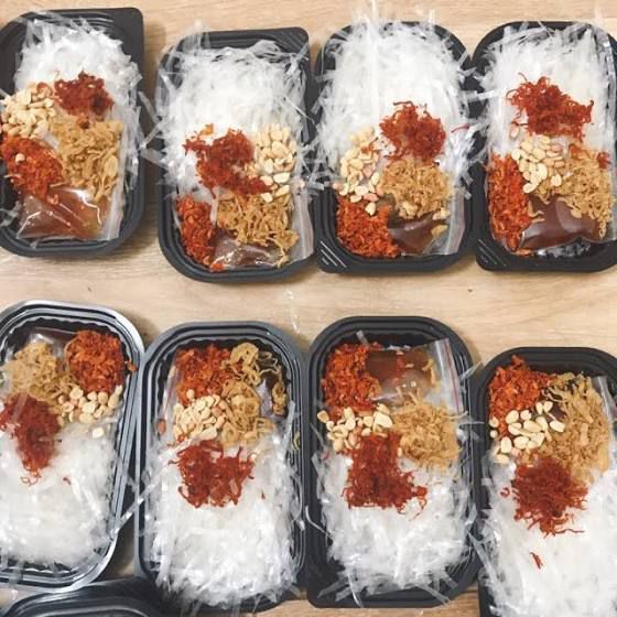 1 bịch bánh tráng trộn nước sốt để riêng (giao hàng trong và ngoài nước)