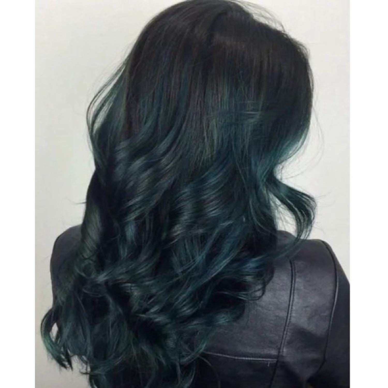 Kem nhuộm tóc màu xanh rêu đá là lựa chọn tuyệt vời để thay đổi kiểu tóc của bạn. Với chất kem dưỡng đặc biệt, sản phẩm này không chỉ giúp nhuộm màu tóc dễ dàng mà còn giữ cho tóc của bạn luôn mềm mượt và bóng khỏe suốt cả ngày.