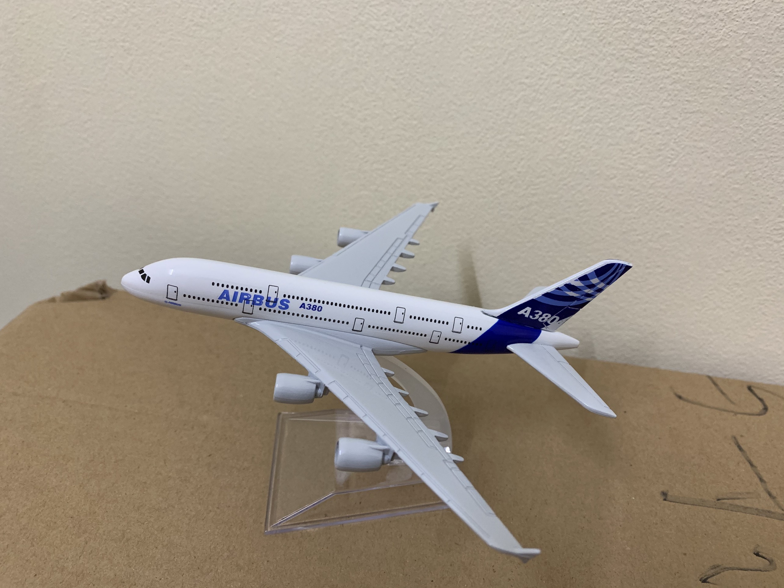 Mô hình máy bay Airbus A380 16cm + đế trưng bày