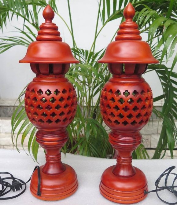 Đèn thờ bằng gỗ xà cừ cao cấp có lắp sẵn bóng đèn cao 36cm