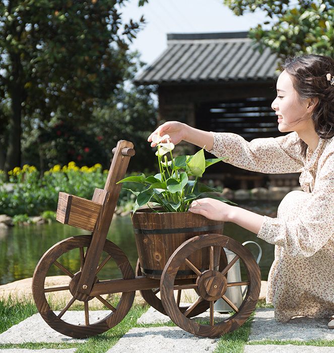 Kệ gỗ sân vườn trồng cây ngoài trời có bánh xe thiết kế kiểu dáng xe đạp vintage có chậu gỗ trồng hoa cây cảnh đẹp mắt kệ để chậu cây chậu hoa ban công trang trí nhà cửa màu vân gỗ tự nhiên từ gỗ cao cấp - Kệ gỗ Keria KG05