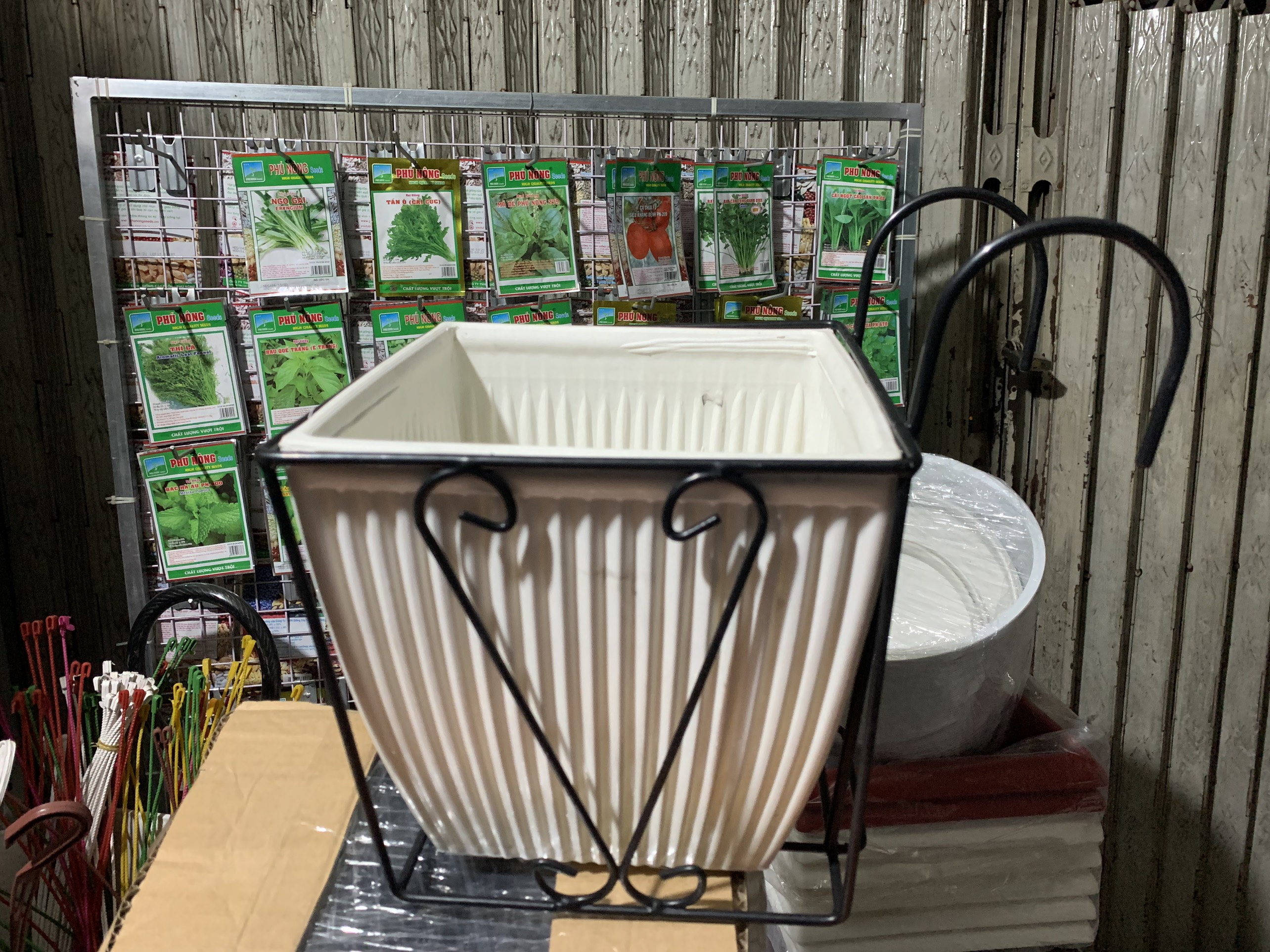 Giỏ hoa treo VUÔNG ban công KÈM CHẬU- Giỏ sắt treo chậu cây khung chắc chắn, thẩm mỹ cao Kt: 22x20xCao20cm
