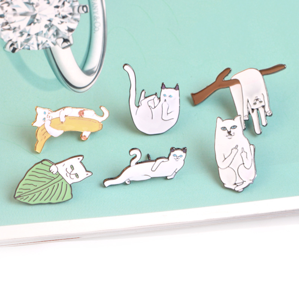 Pin cài áo, balo mèo vui nhộn