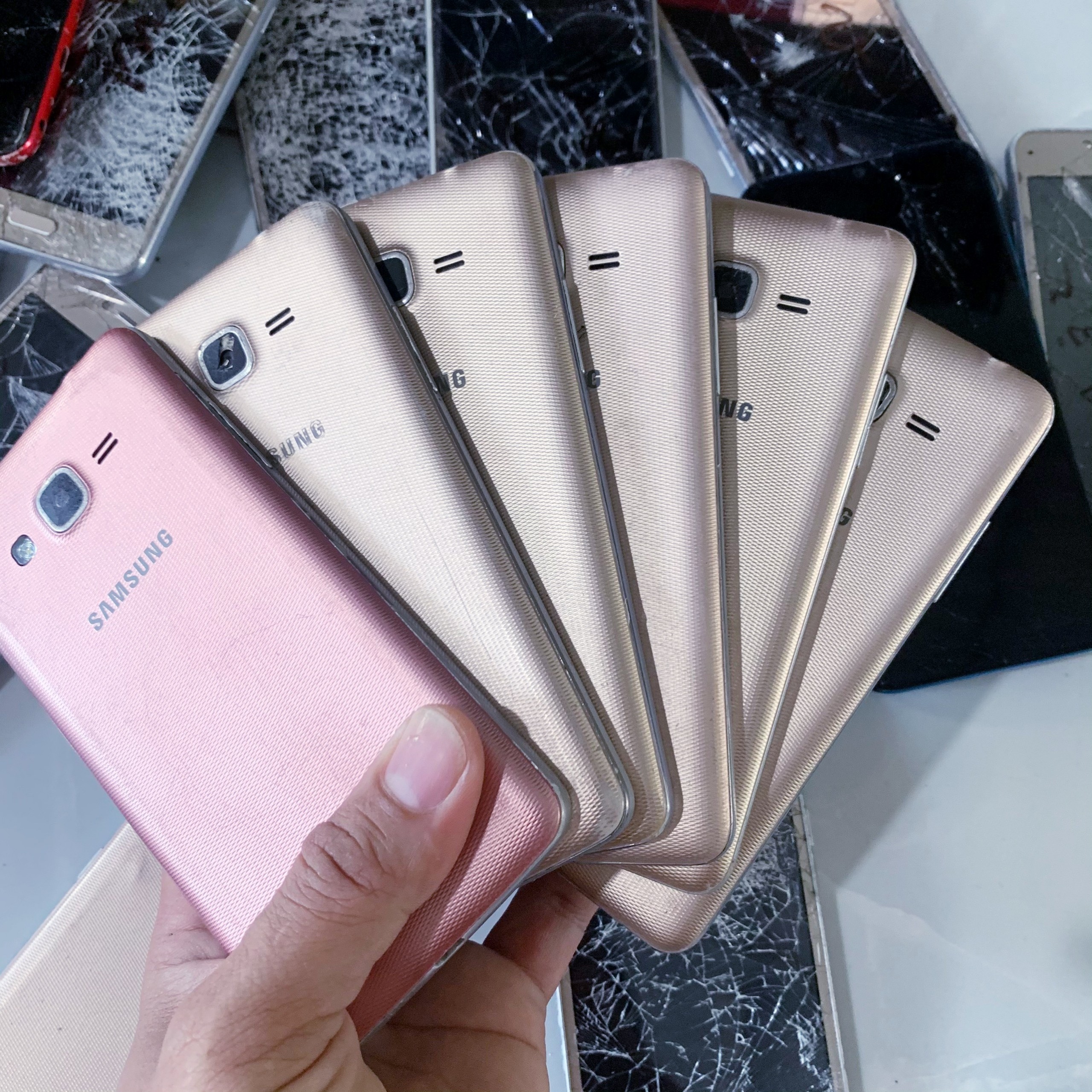 SAMSUNG J2PRIME G532 VỠ MÀN GỌI ĐỔ CHUÔNG SLL CHO ANH EM VỀ LAO ĐỘNG
