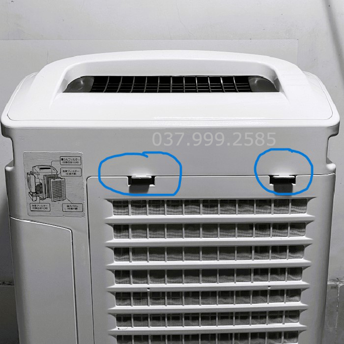 Chốt cài máy lọc khí Sharp. Lẫy cài mặt sau máy lọc khí Sharp.