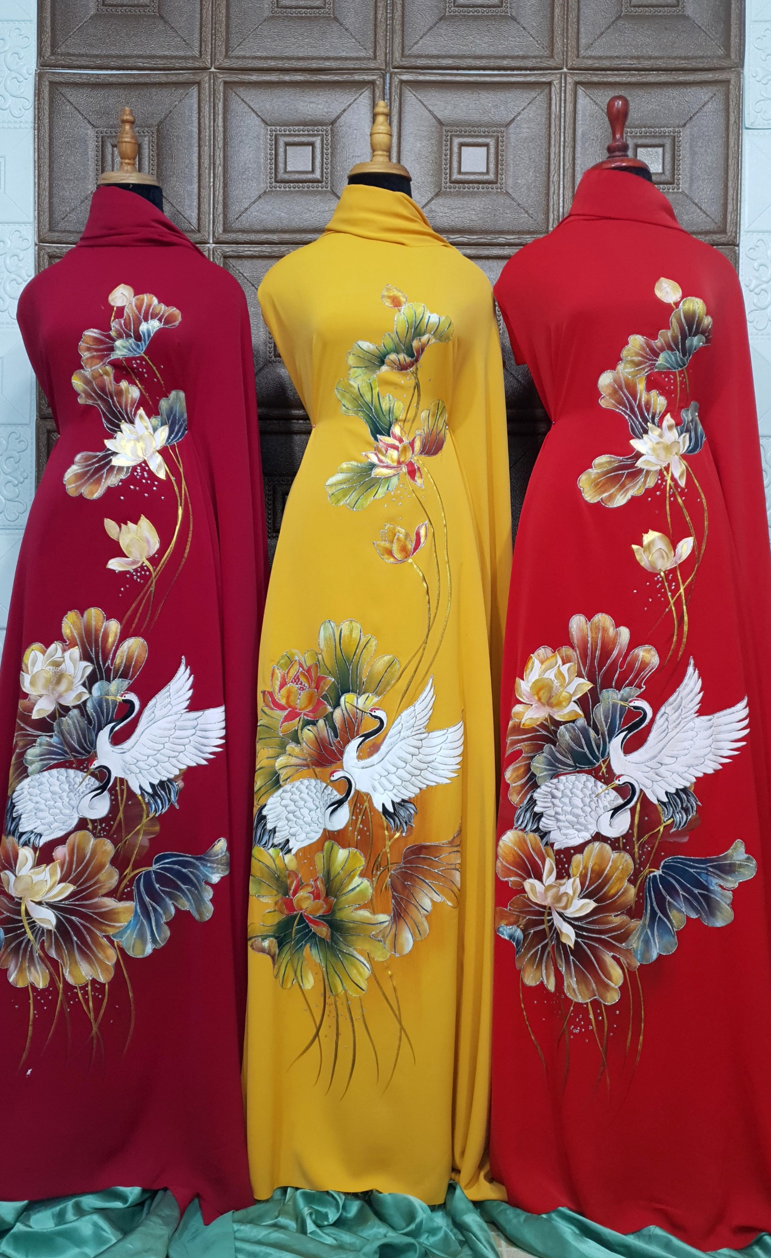 Áo chim hạc là một trong những mẫu áo dài đặc trưng của nền văn hóa truyền thống Việt Nam, kết hợp giữa sự thanh lịch và tinh tế. Hãy click vào hình ảnh liên quan để khám phá và cập nhật những xu hướng mới nhất về áo chim hạc.