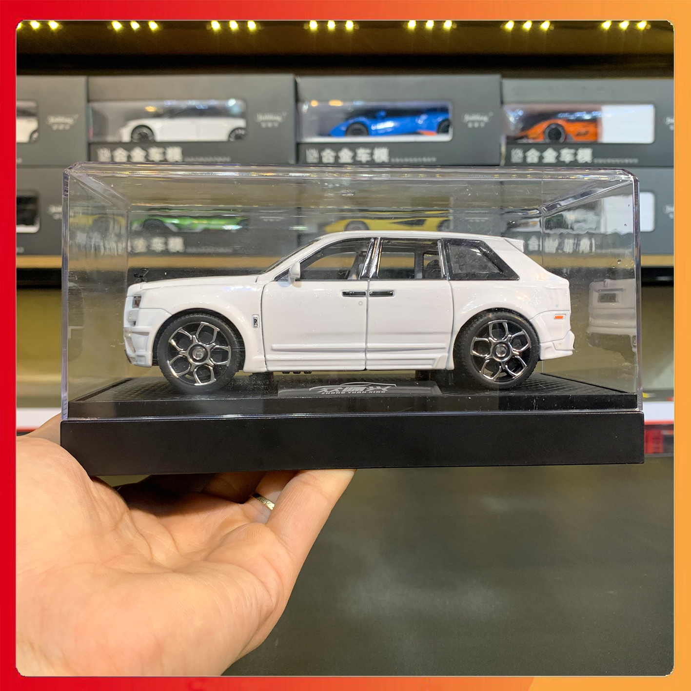 Mô hình xe Rolls Royce Cullinan tỉ lệ 1:32 Uban có hộp trưng