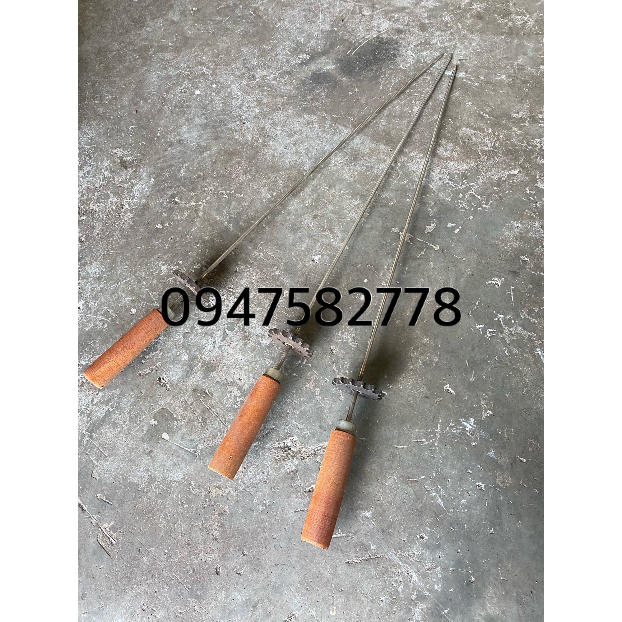Xiên nướng thịt có trục quay cán gỗ