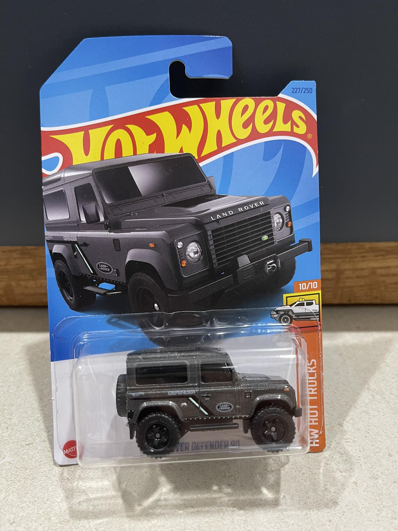 Xe mô hình đồ chơi cơ bản Hotwheels 1:64 - Land Rover Defender 90