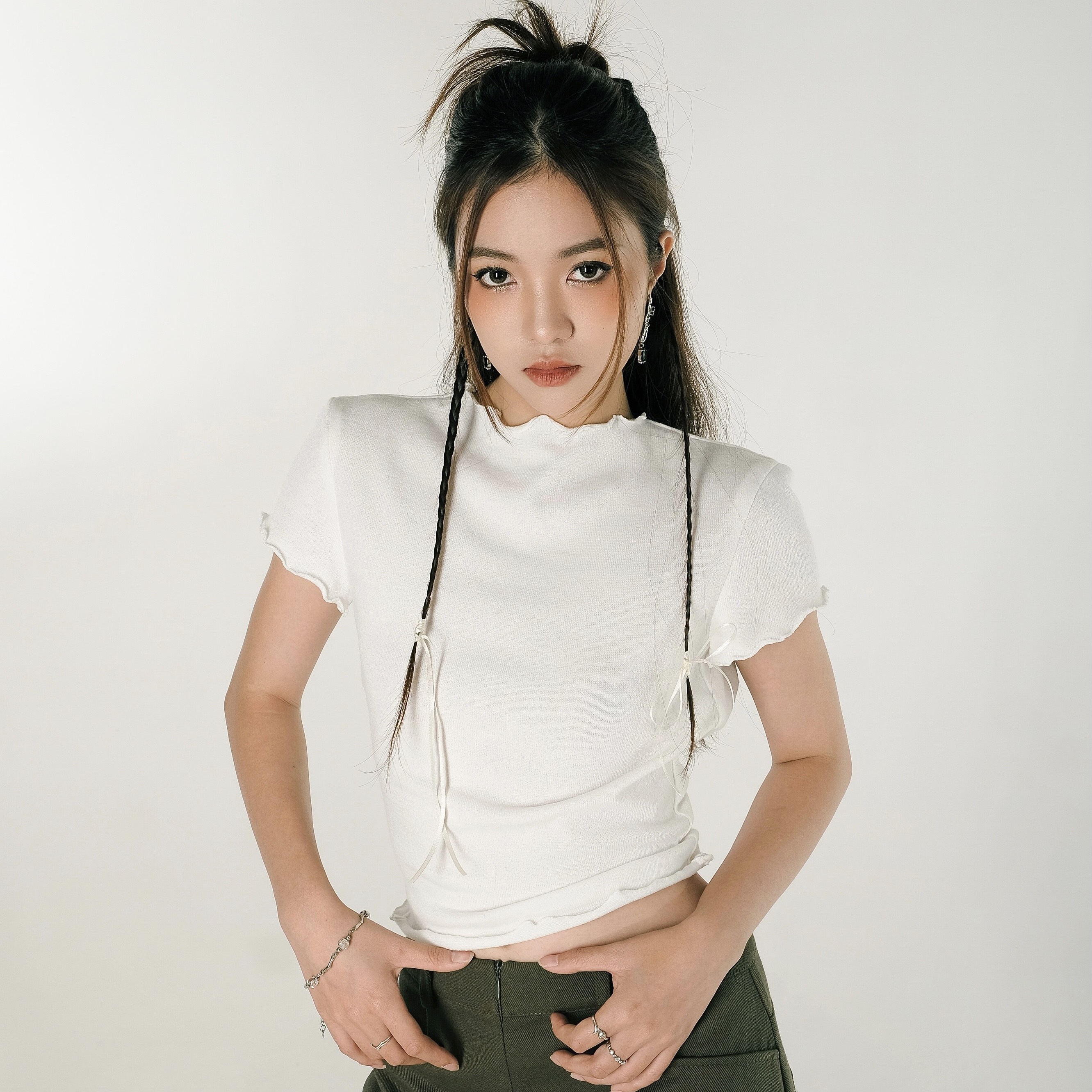 Into.eight | áo thun cuốn biên cut-out lưng into.eight thiết kế