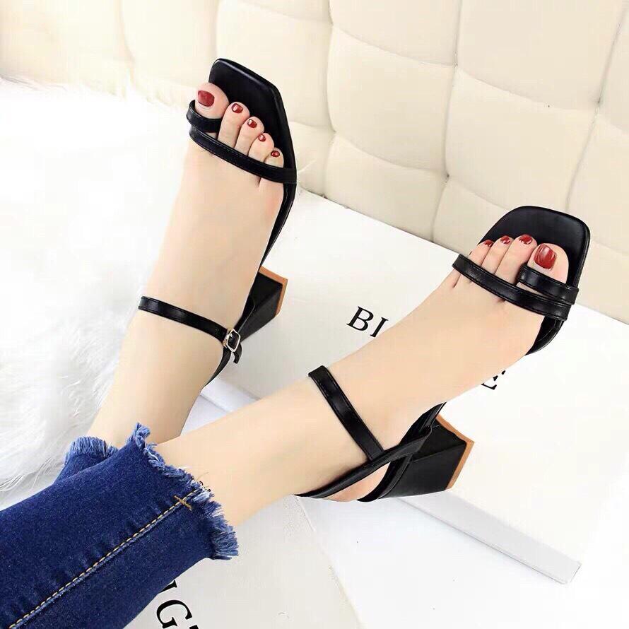 Giày sandal xỏ ngón đế vuông