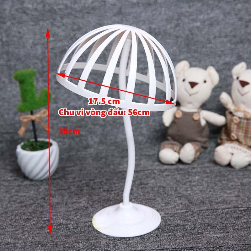 Kệ treo mũ - Kệ trưng bày mũ nón tại cửa hàng, shop  Manocanh đầu đội mũ