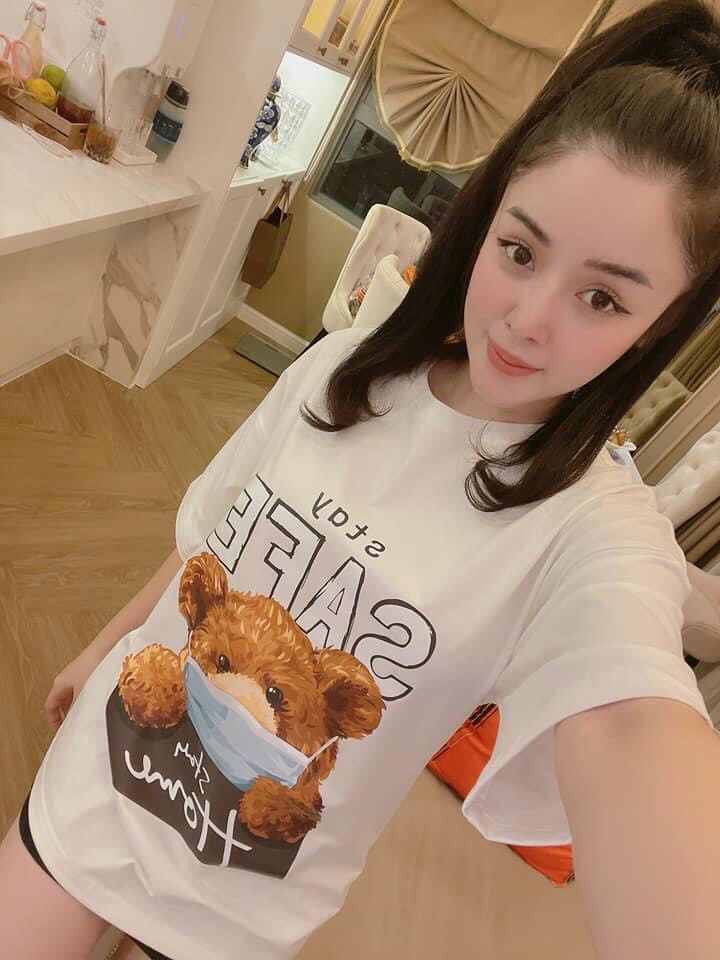 Áo thun unisex túi zip in chữ stay safe và hình gấu đeo khẩu trang