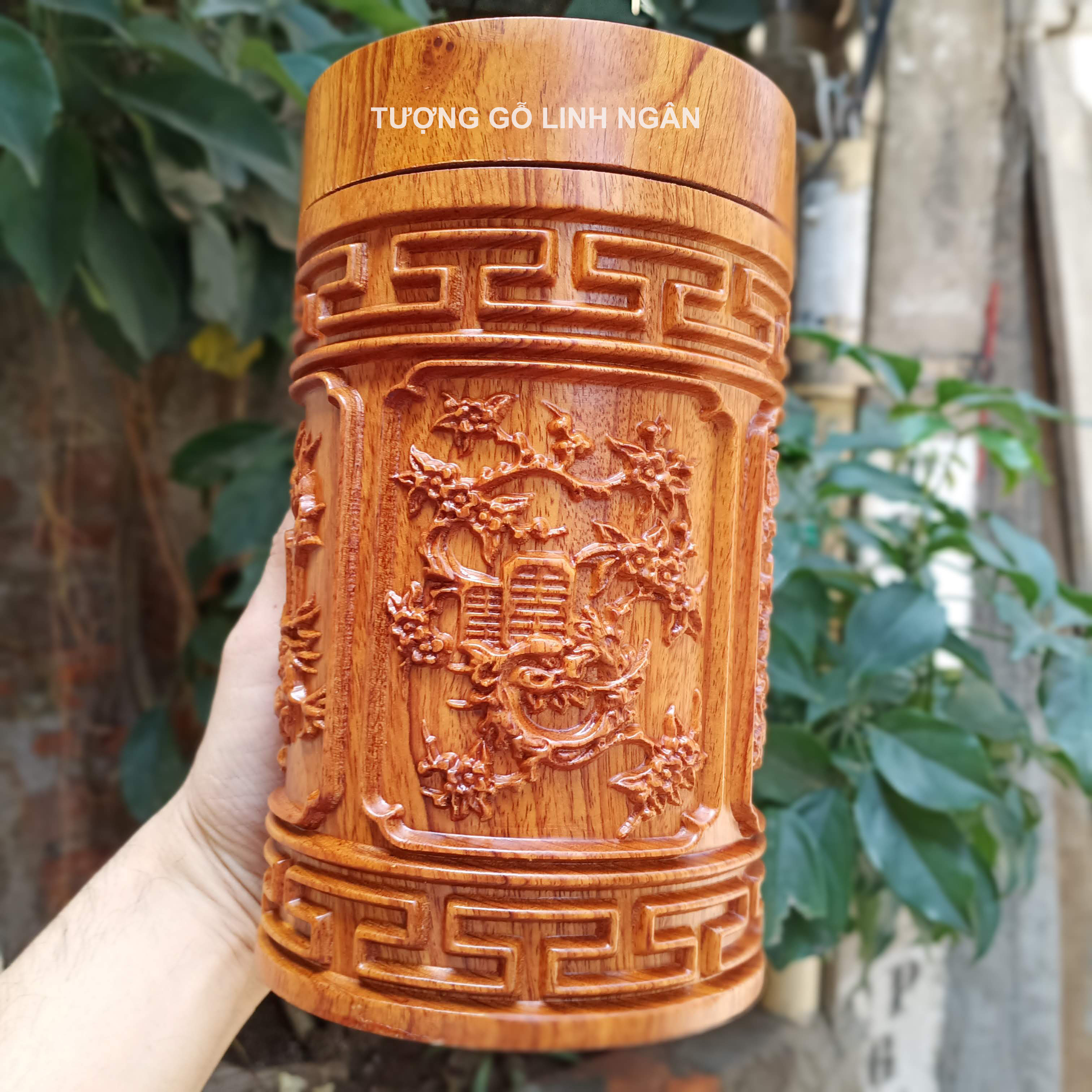 Hộp đựng chè gỗ hương (đục tứ quý)/ Hộp đựng chè gỗ hương đục kỹ lưỡng, có nét tranh tứ Quý: Tùng - Cúc - Trúc Mai