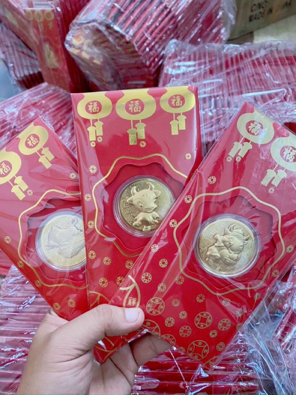 [HCM]Một (01) Bao Lì Xì Tết Hình Con Trâu - Thần Tài Mạ Vàng 24K May Mắn - lì xì trâu vàng - hình ngẫu nhiên - phong bì lì xì Tết đẹp độc lạ - Quà tặng/Biếu tặng người thân