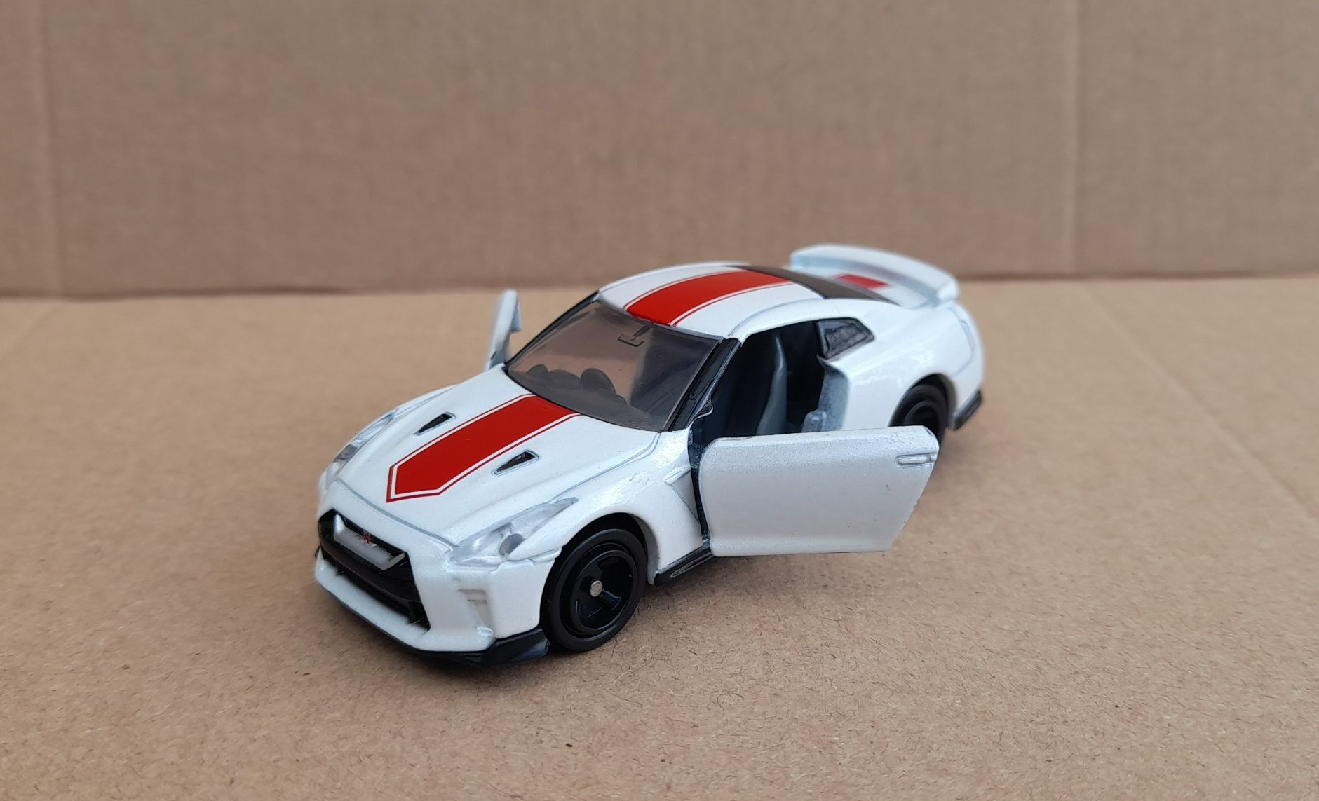 Xe mô hình Tomica - Xe Nissan GT-R  mở được cửa màu trắng sọc đỏ tuyệt đẹp giá rẻ cho bé sưu tập