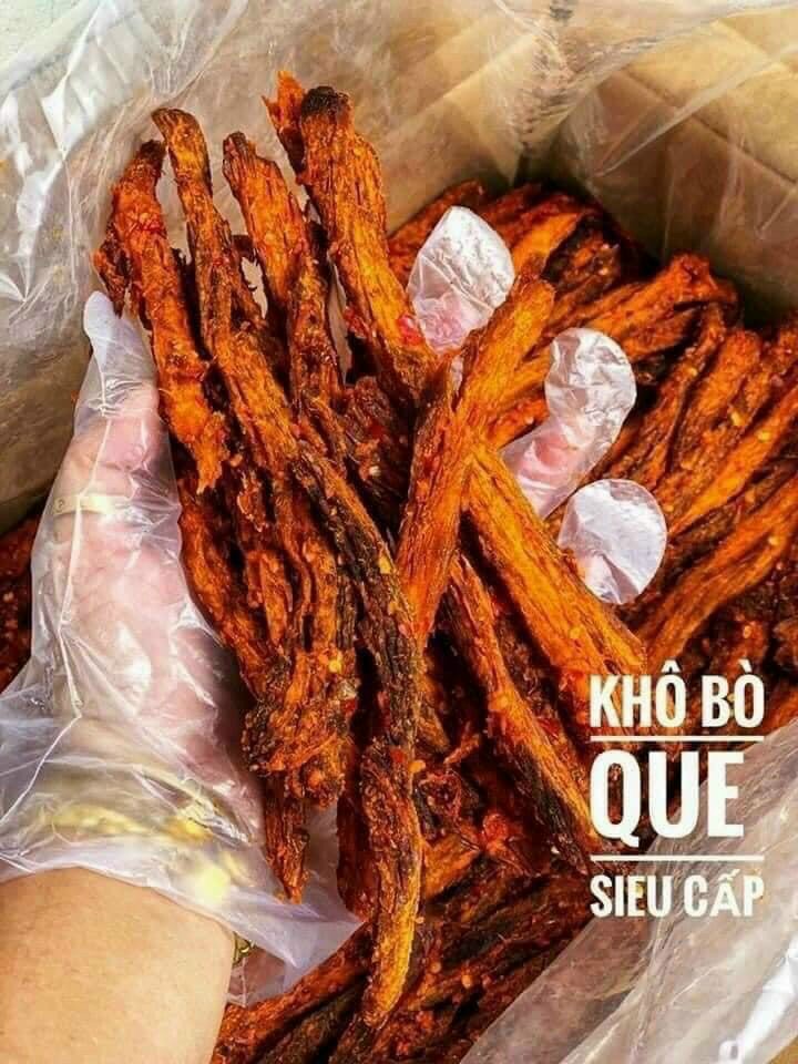 KHÔ BÒ QUE MỀM Khô Bò Que Que bò mềm, đậm vị, vị cay nồng của ớt cùng với mùi thơm của sả và tỏi ,cà ri làm nên món khô bò tuyệt hảo