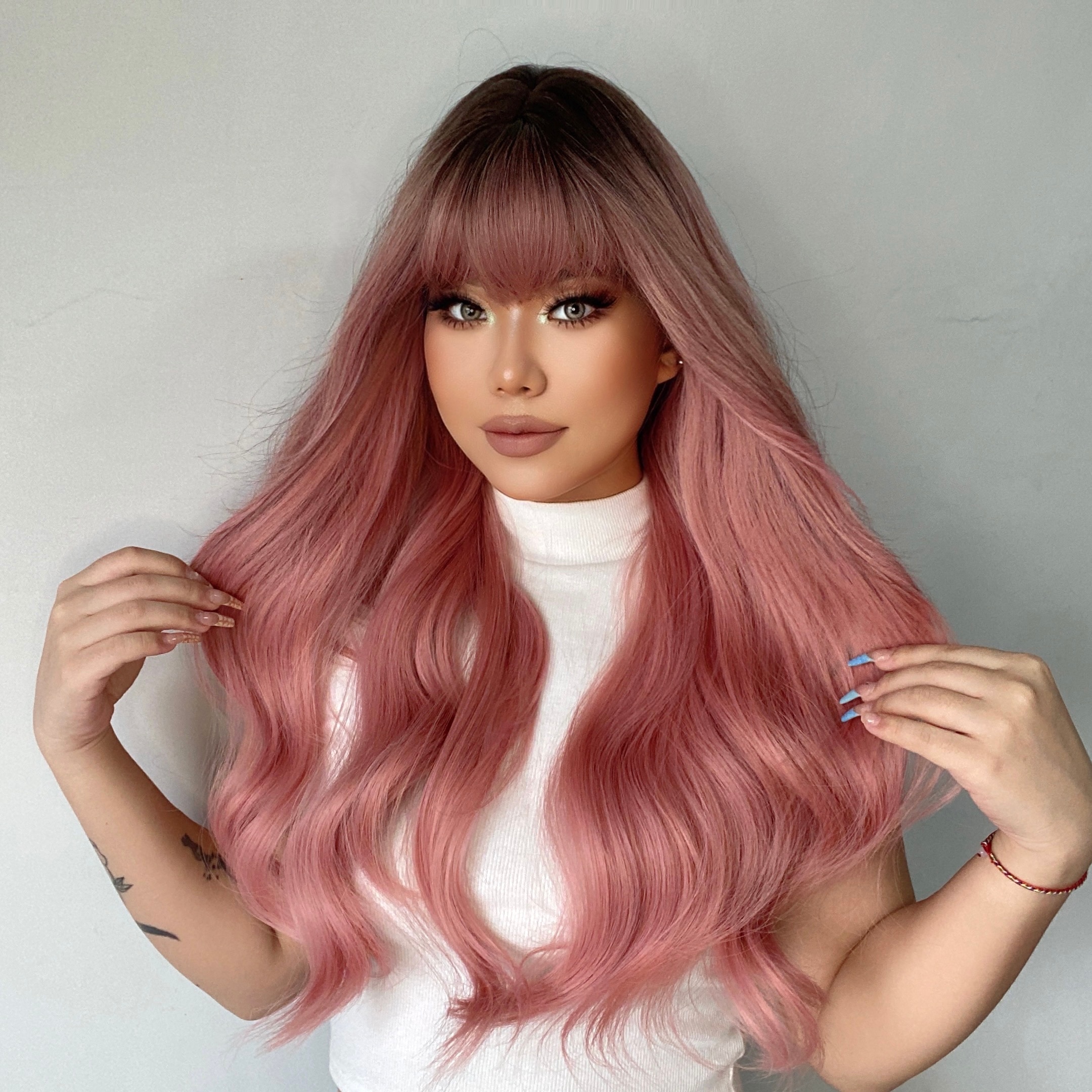 Dài lượn sóng màu đen - hồng - xám là sự kết hợp tuyệt vời cho một mái tóc ombre đẹp và độc đáo. Tóc ombre đen hồng sẽ giúp bạn nổi bật và tự tin hơn với phong cách tóc mới lạ. Xem ảnh để cảm nhận ngay sự khác biệt của tóc ombre đen hồng.