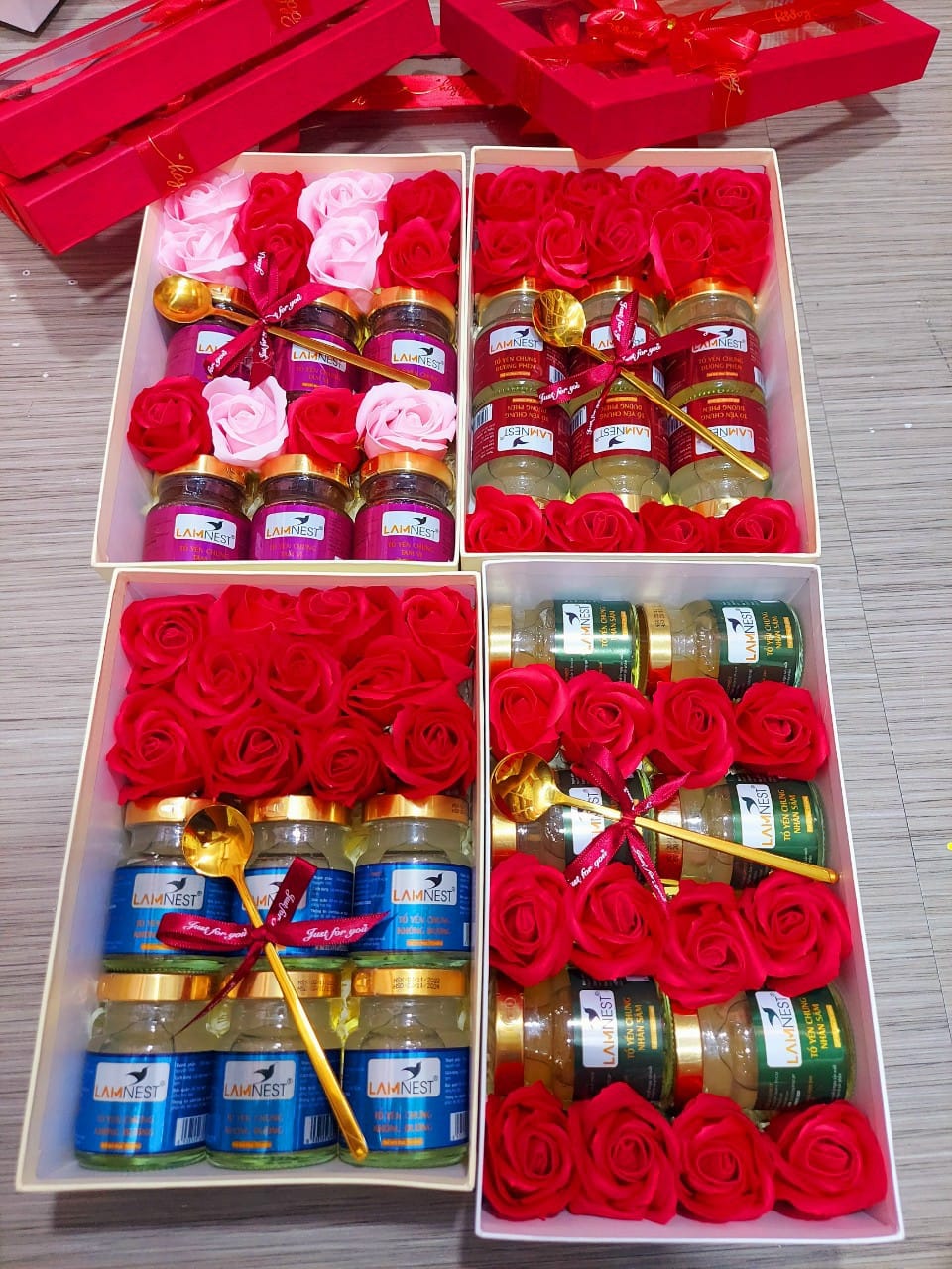 hộp quà 6 hủ 345k (tặng kèm hoa sáp , muỗng,thiêp chúc mừng) 345k