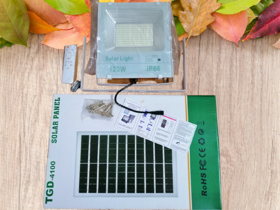 Đèn pha năng lượng mặt trời 120W