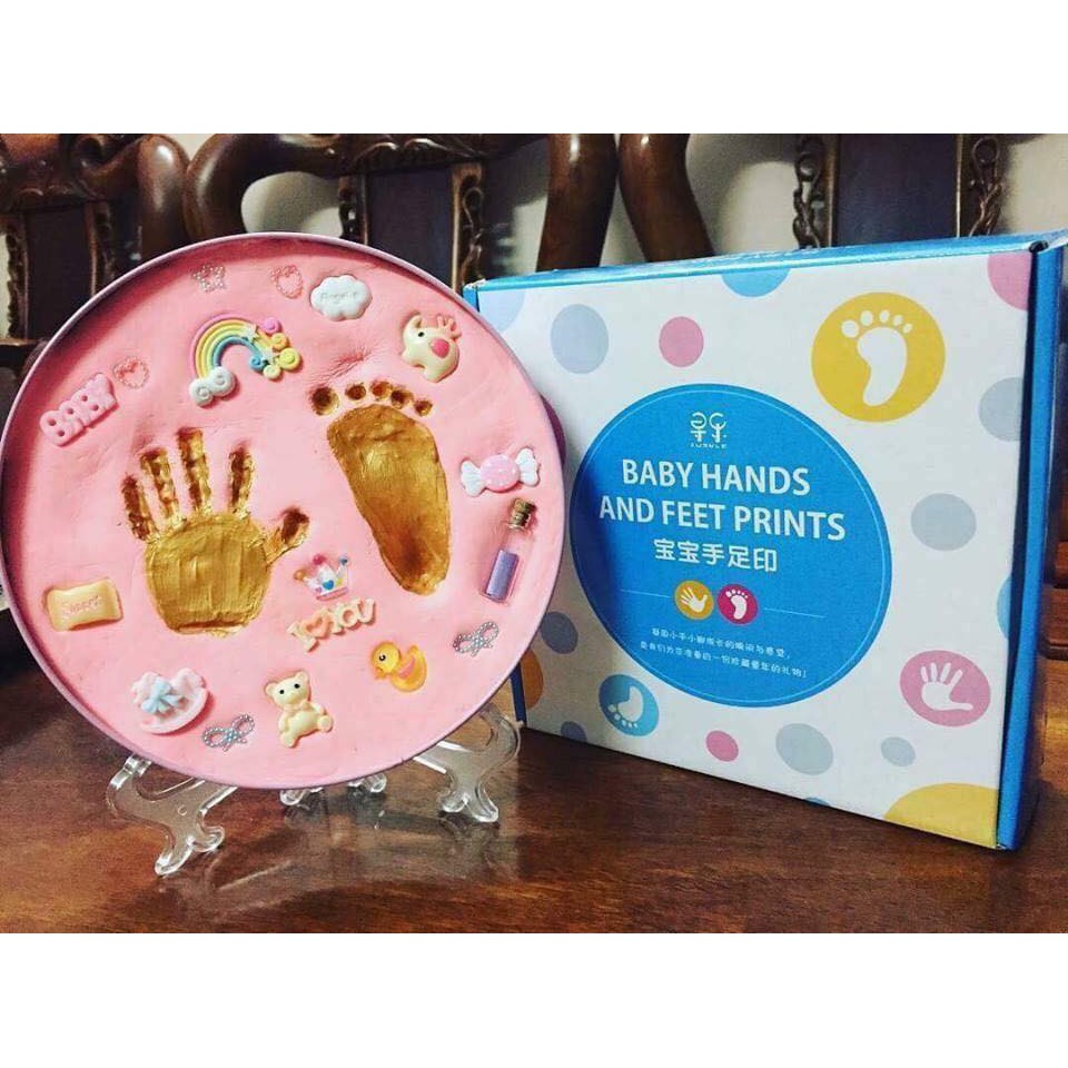 [KÈM NGÀY SINH CHO BÉ] Bộ in dấu vân tay chân cho bé kỉ niệm đầy tháng, thôi nôi, sinh nhật kèm phụ kiện trang trí và giá đỡ, sản phẩm nhiều màu sắc kích thích thị giác, khung trang trí bắt mắt, baby hand and feet print
