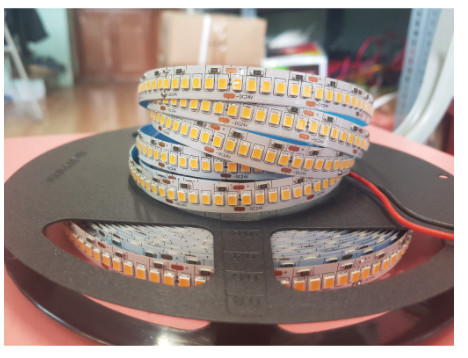 {Bảo hành 1 năm} Led dây dán2835 loại 240 bóng/ mét ánh sáng trắng, vàng ấm siêu sáng, chất lượng cao