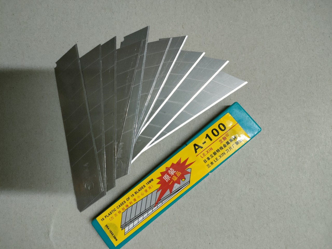 Hộp lưỡi dao rọc giấy A100