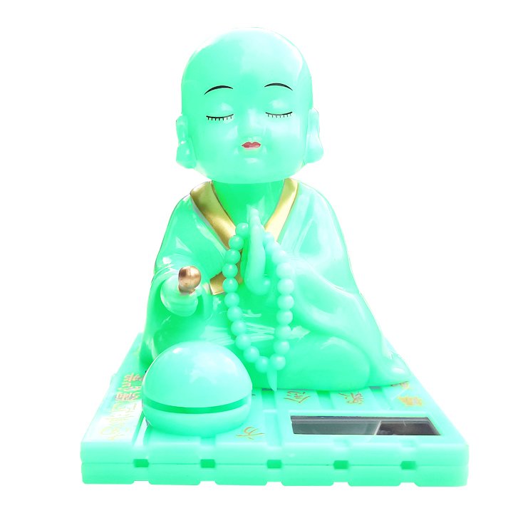 Tượng phật chú tiểu gõ mõ tụng kinh để xe hơi xanh ngọc