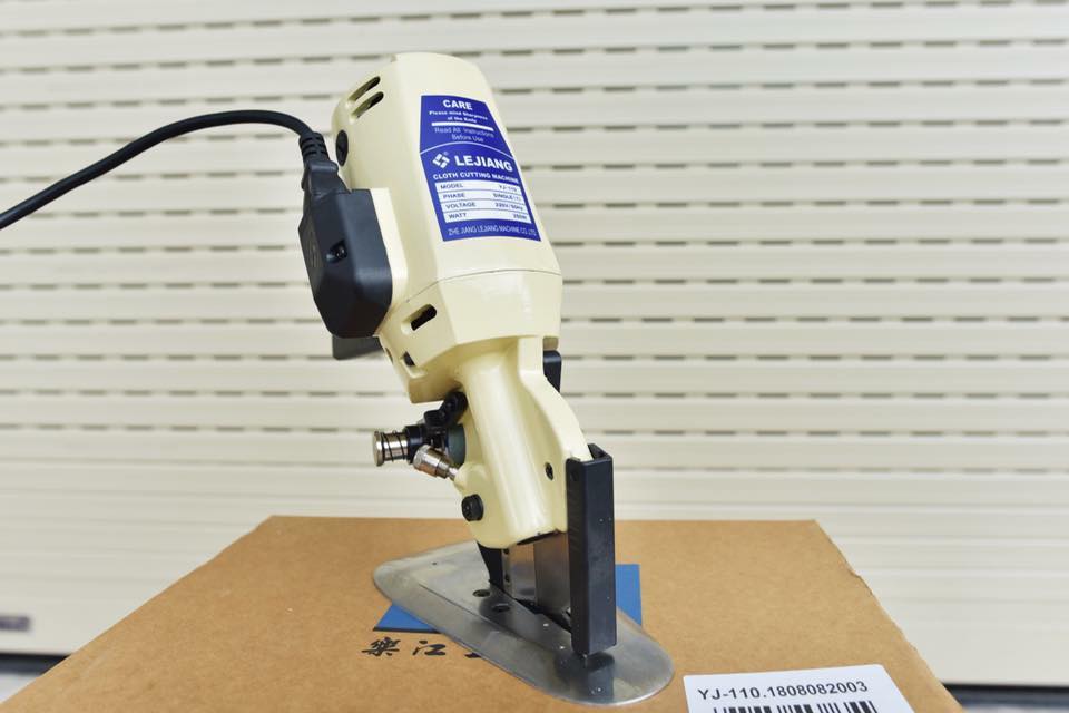 máy cắt vải cầm tay cao cấp YJ 110 , dùng cắt vải số lượng tầm 30 đến 40 lớp vải .máy cắt vải