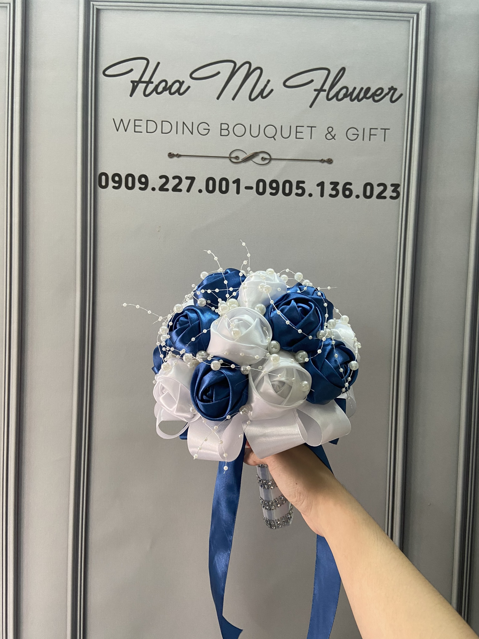 Hoa cưới cầm tay cô dâu hoa kết hạt cườm ngọc trai màu xanh dương