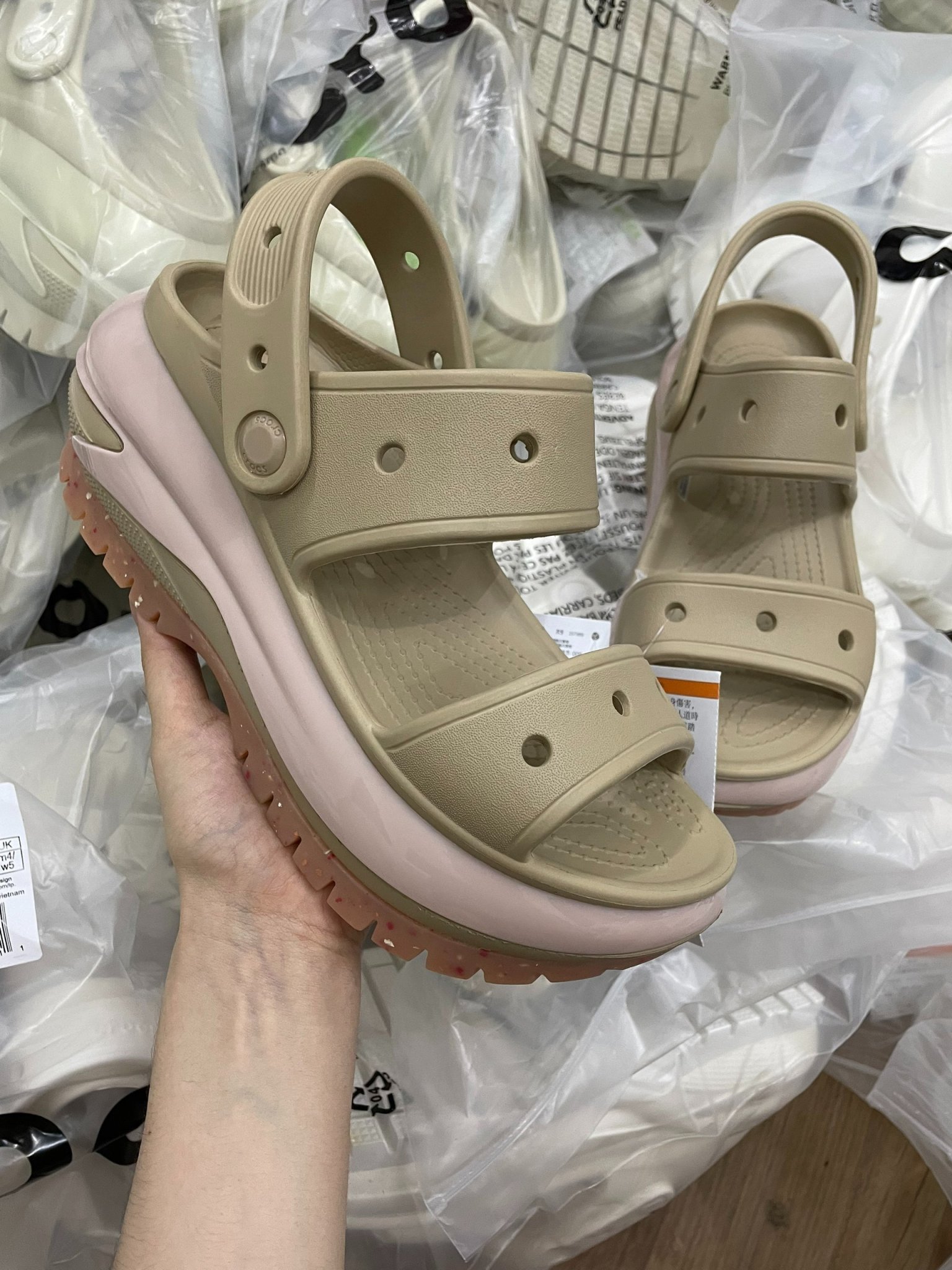 Sandal cross crush bóng đế cao cho nữ