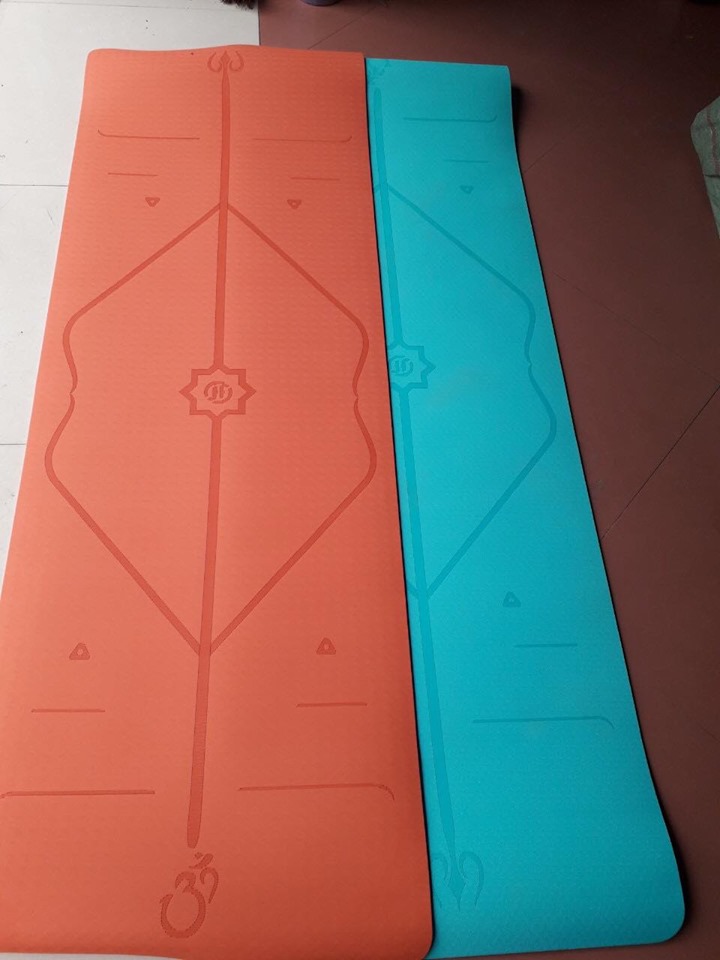 Thảm Tập Yoga Định Tuyến 2 Lớp Yoga Mat 8 Ly Tặng Kèm Dây Buộc Và Túi Đeo