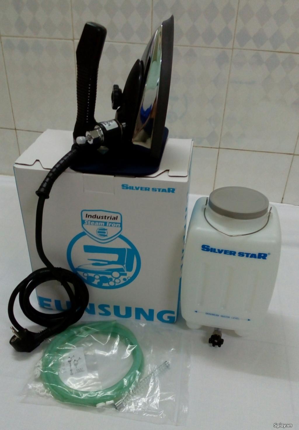 Bàn ủi công nghiệp Silver Star ES 94A sử dụng bình nước treo