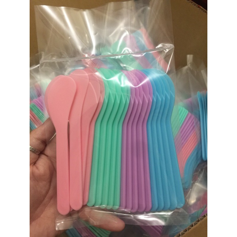 Que thìa nhựa trộn quét mask mặt nạ