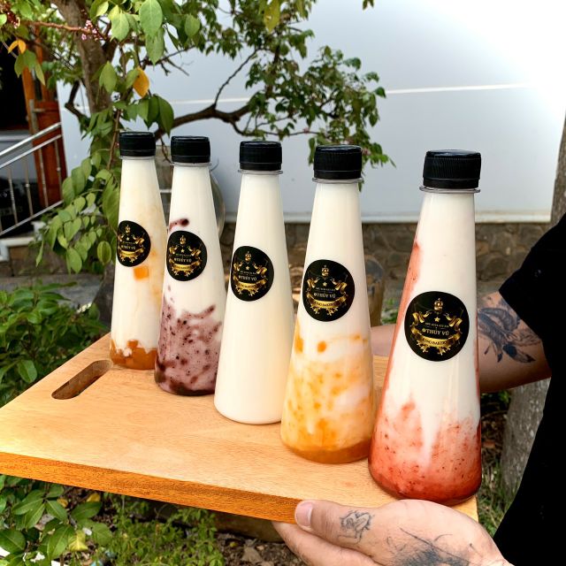 50 chai nhựa kiểu dáng tam giác 330ml nắp đen kèm tem thank u đáng iu
