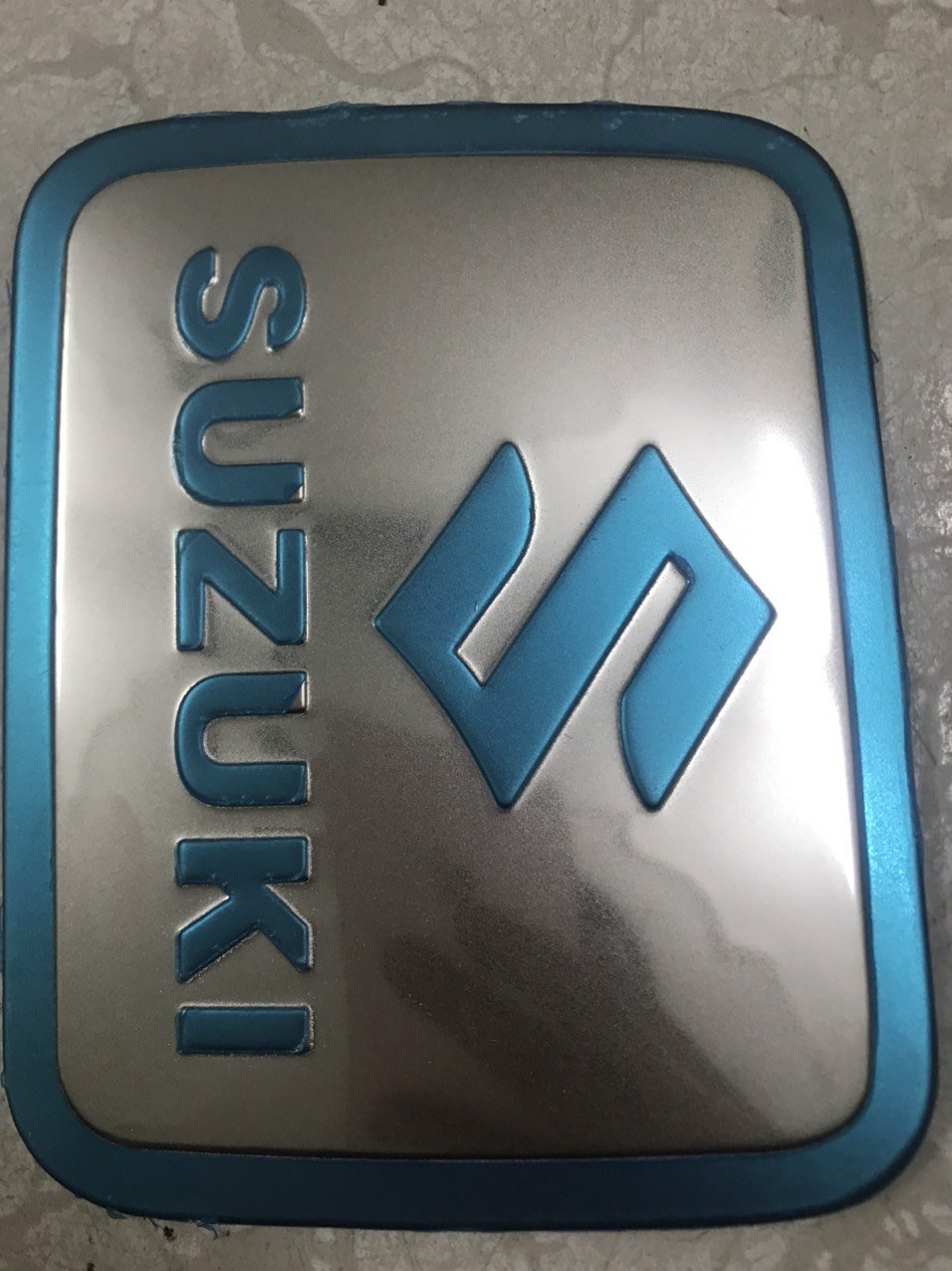 Ốp inox nắp bình xăng ngoài Suzuki Wagon