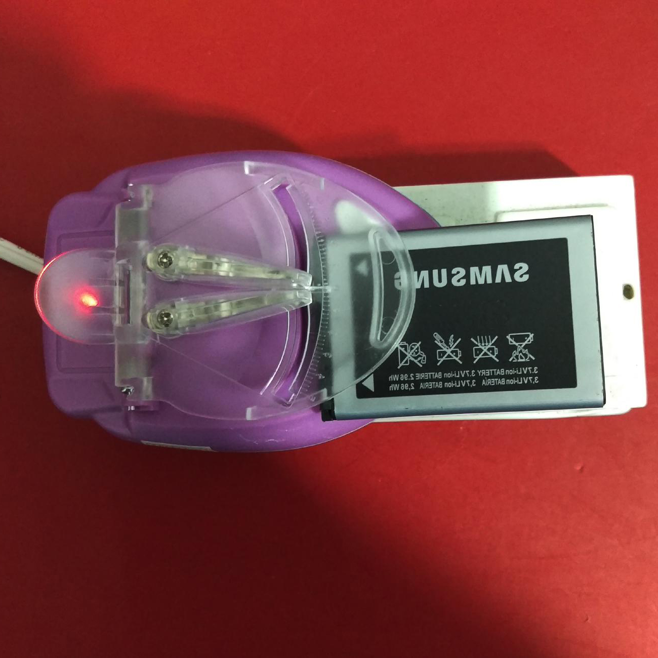 [HCM]Thiết bị Sạc Kẹp Pin Đa NăngSạc được Cho tất cả các dòng Pin SMARTPHONE / Thiết bị Sạc Kẹp Pin Đa Năng Sạc được Cho tất cả các dòng Pin SMARTPHONE / sạc đa năng cho pin rời điện thoại - Siêu Bền / Thiết bị Sạc Kẹp P