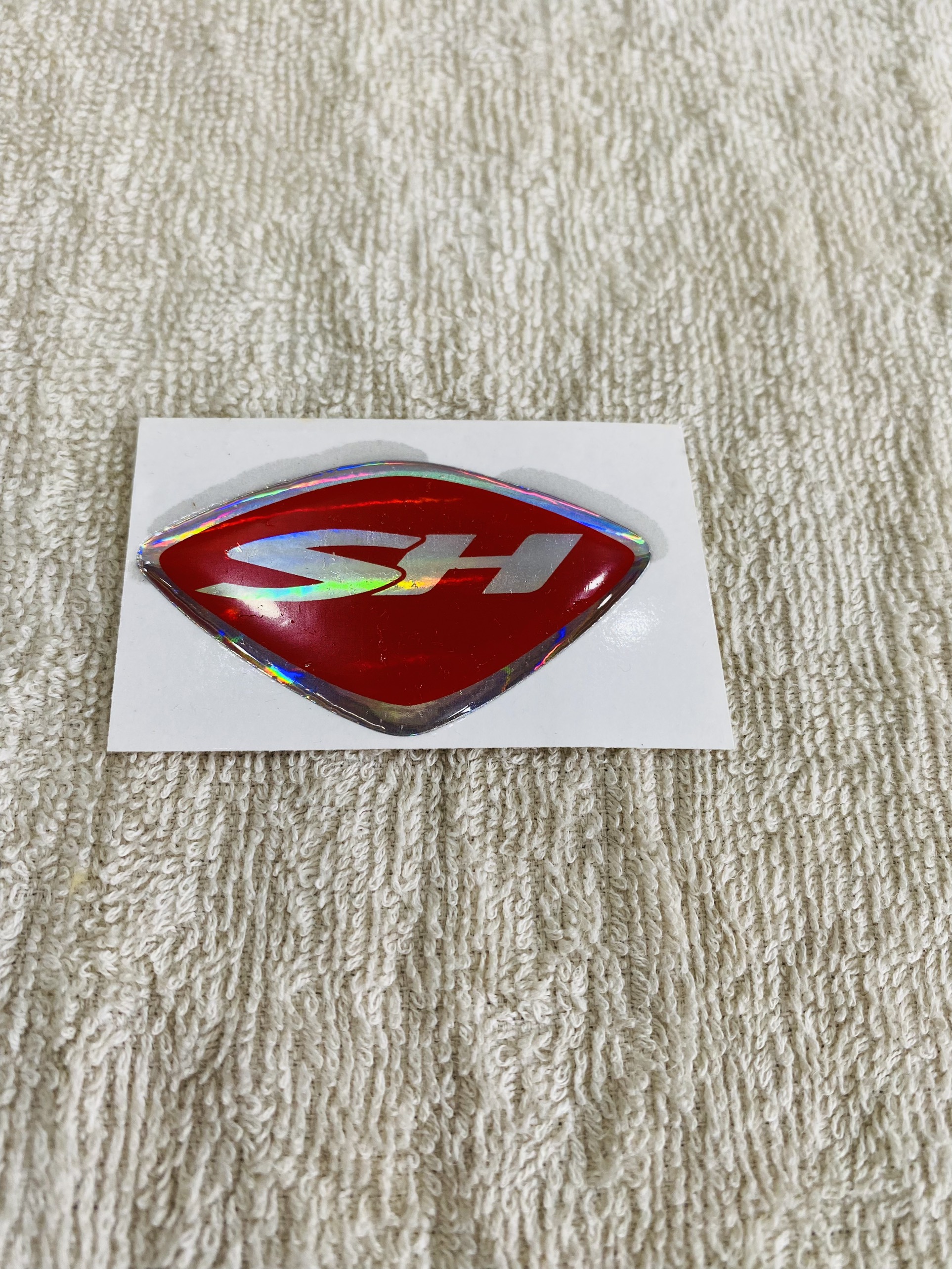 Tem dán xe máy logo SH nhựa dẻo màu đỏ chữ trắng có sẵn keo siêu dính