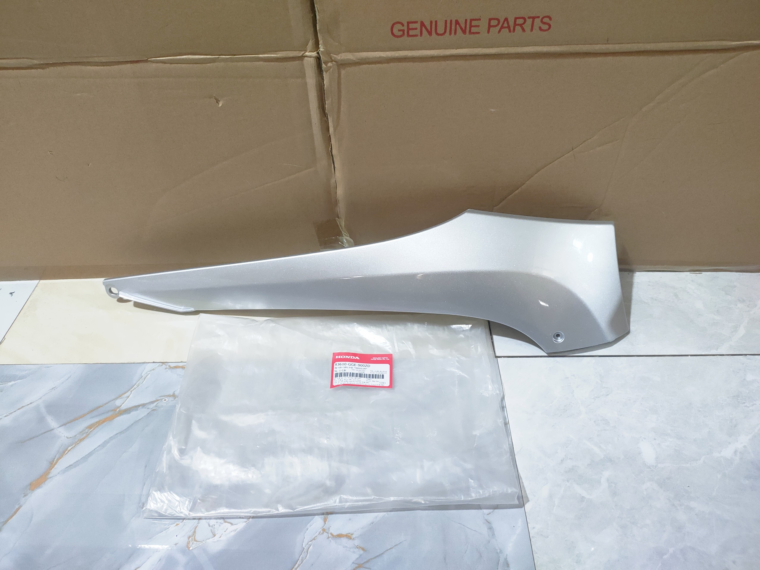 Ốp sàn bên trái Lead 110 màu bạc