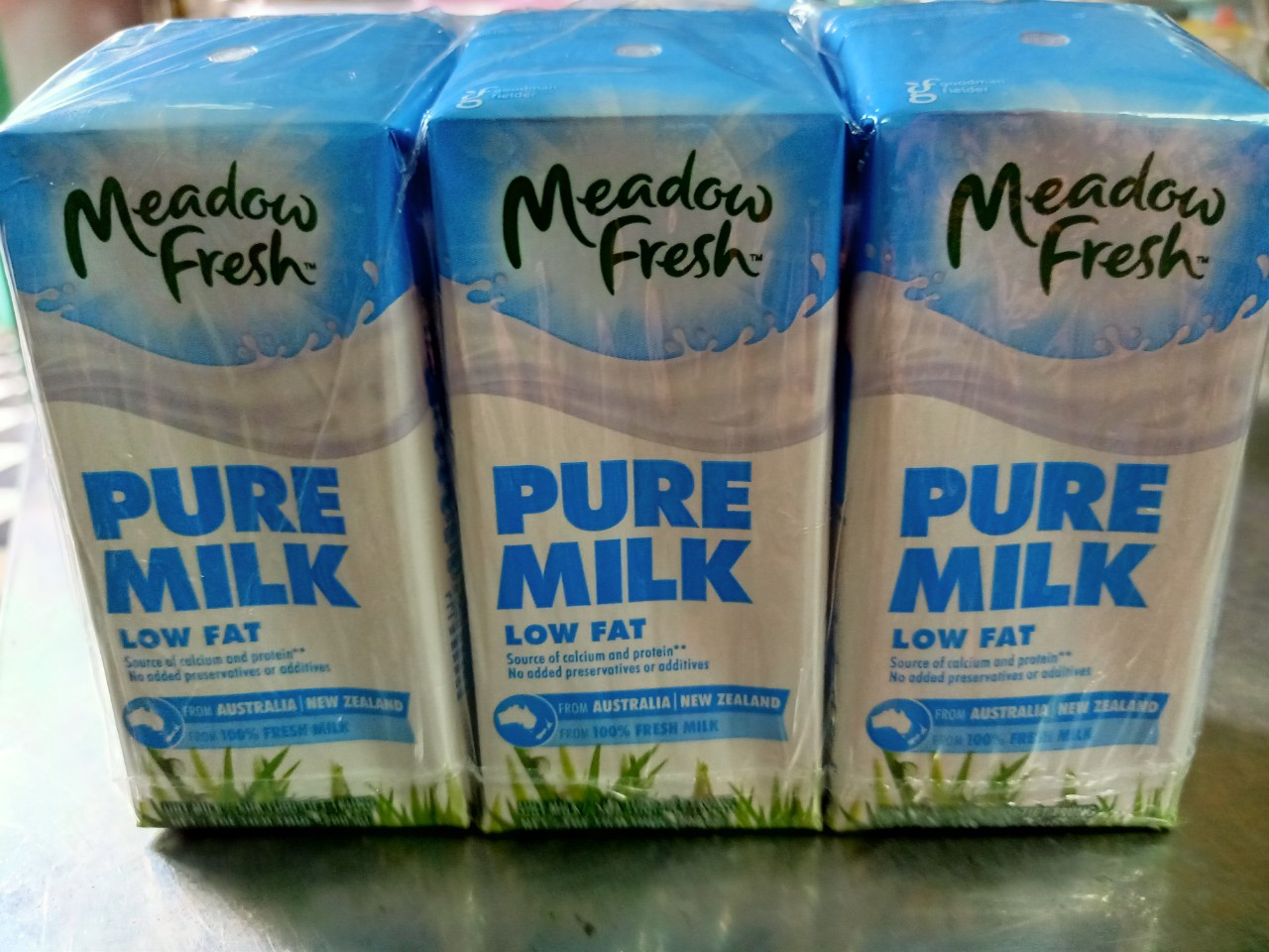 Sữa tươi Meadow Fresh ít béo Giá bán 16.000đ/1 lốc.Giá 1thùng 8lốc 120.000đ.