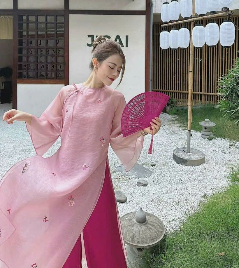 Áo dài nữ màu hồng chất tơ crep thêu hoa mềm mại phom suông dịu dàng - Áo Dài Lan Khuê