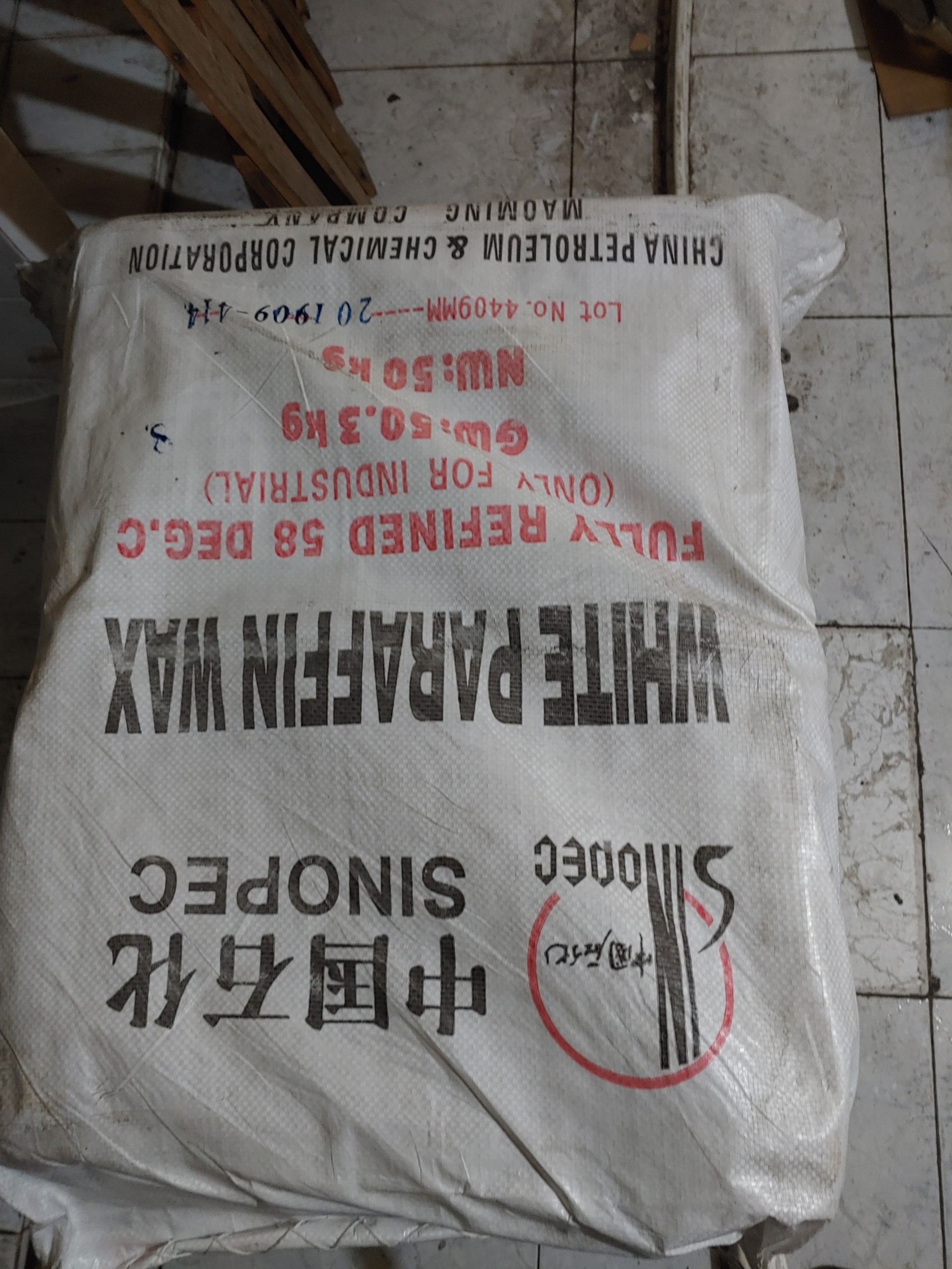 Sáp trắng  (parafin rắn ) cứng đổ đèn cầy 1 kg