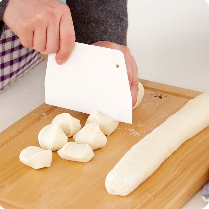 Miếng cắt, miếng vét, chà láng, miếng nhựa trơn cắt bột mịn, dụng cụ cắt bột, dclb