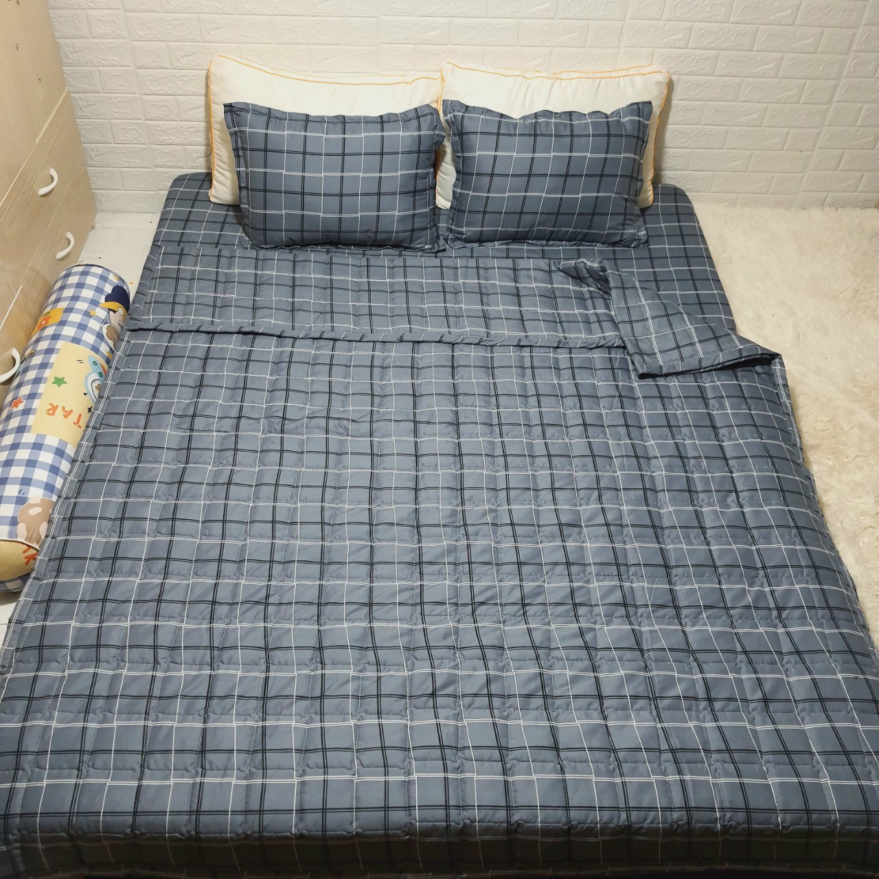 Bộ chăn ga gối cotton poly - hình kẻ xám tiệm nhà cá