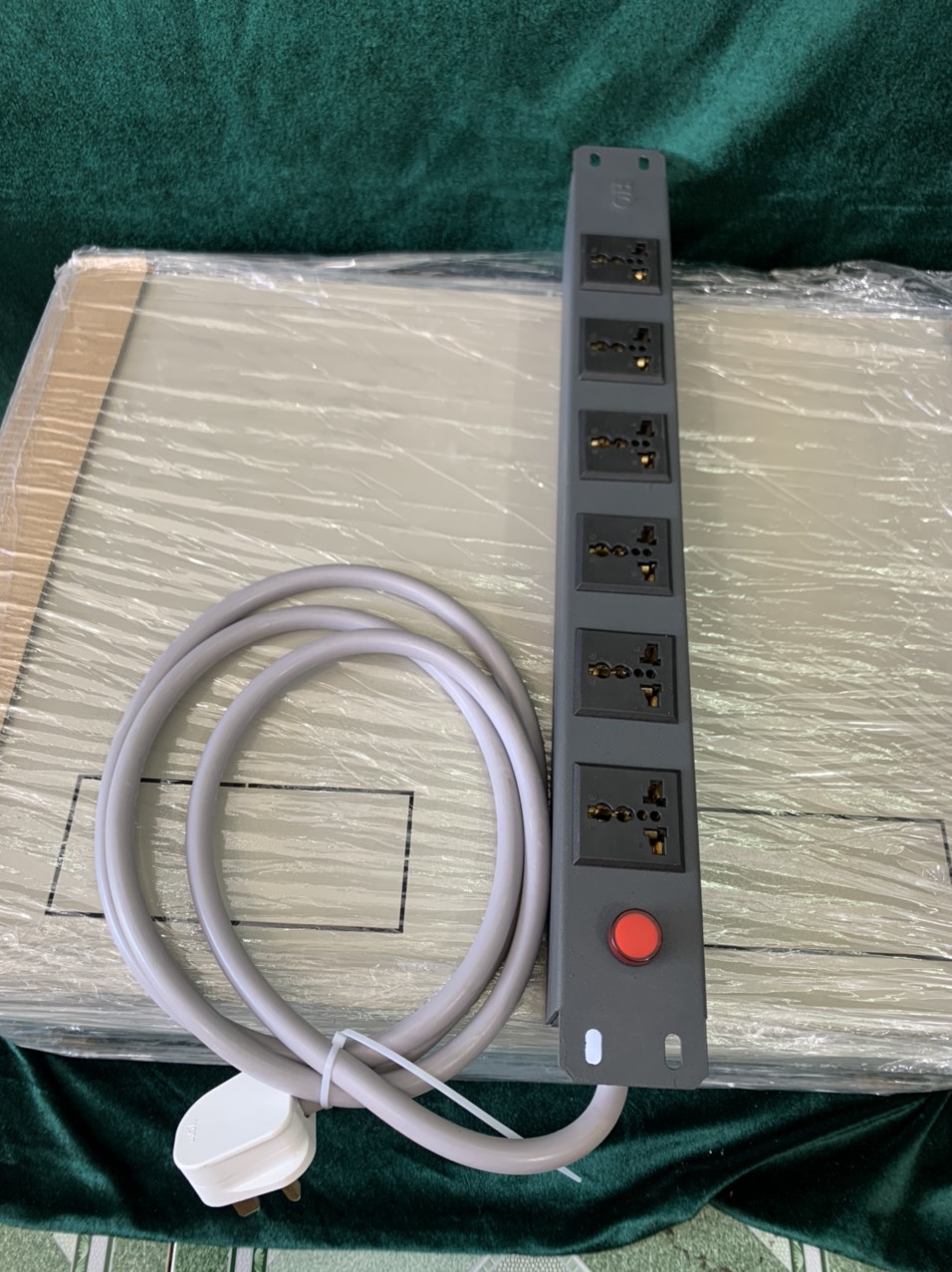 Ổ cắm điện đa năng 6 cổng chuẩn 19''