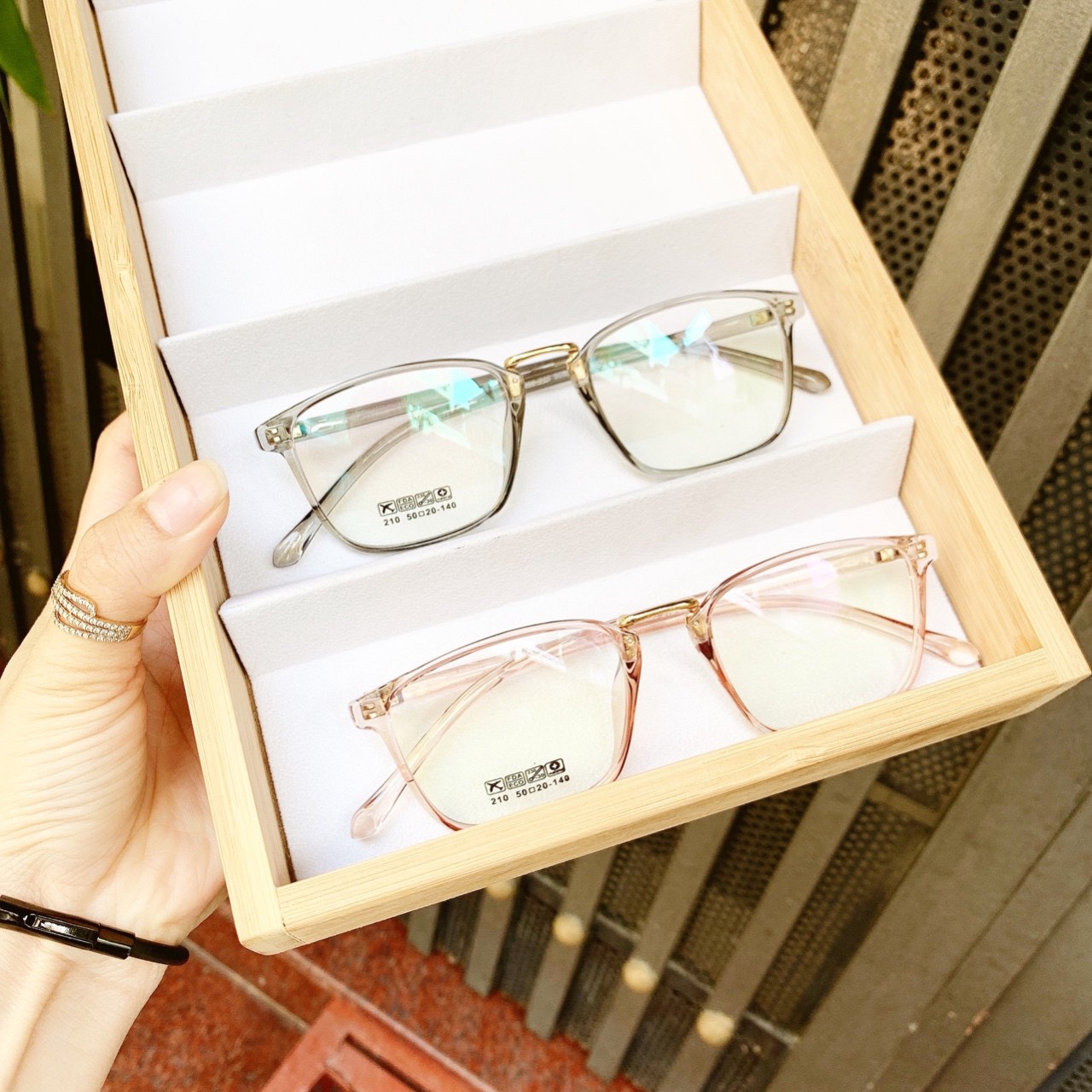 [HCM][Video Ảnh Thật- Cực Hot+Tặng Bao Đựng Kính+Tặng Khăn Lau] Kính Mát Nam Nữ- Gọng Kính-Kính Thời Trang Gọng Dẻo Siêu Bền Chống Ánh Sáng Xanh Bảo Vệ Mắt