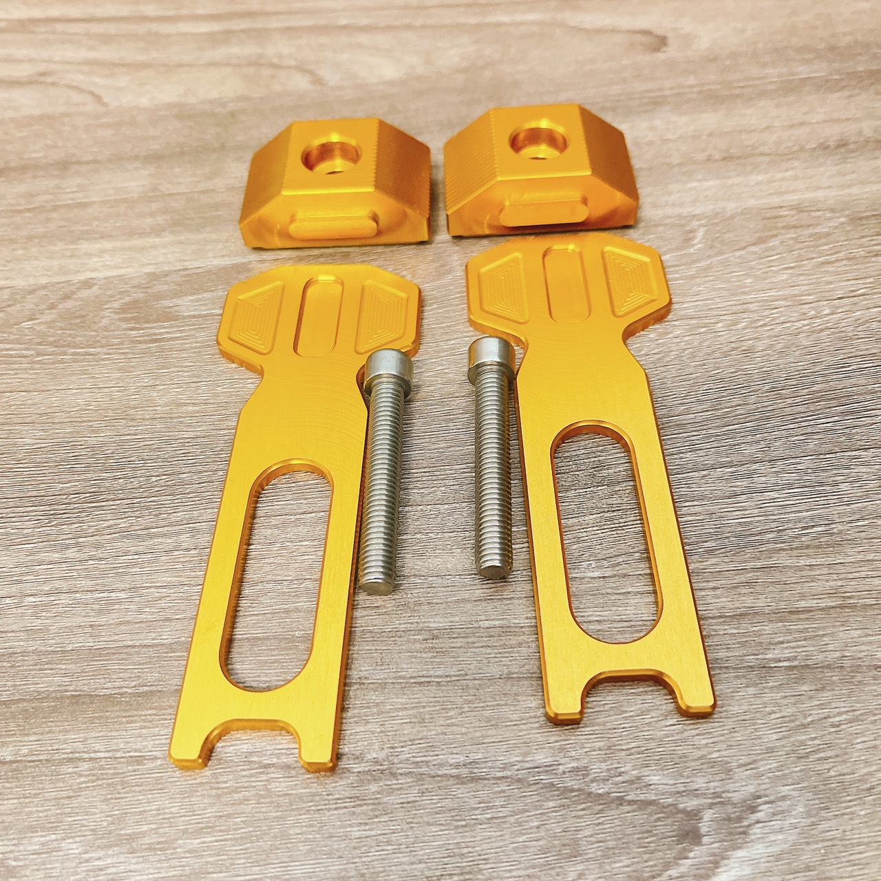Nắp tăng sên 3D tặng kèm nẹp gấp  + 2 ốc cho xe Ex 150/155 màu vàng