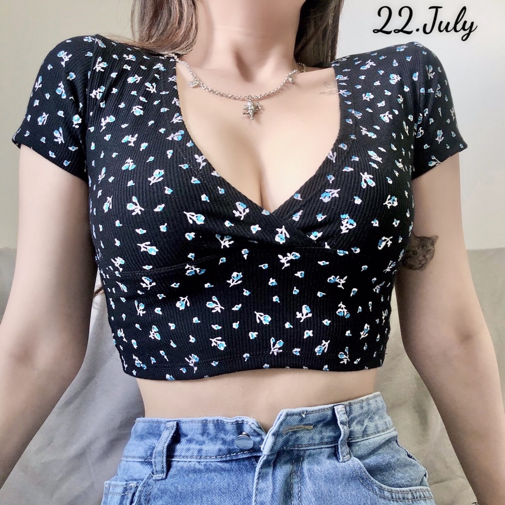 Áo croptop kiểu xẻ ngực họa tiết hoa nhí cổ X hack ngực cực kì🌼Ảnh thật hết đảm bảo nhận hàng giống hình